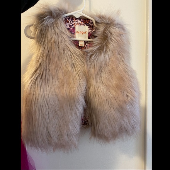COPY - Faux fur vest. New without tags. Never been worn!! - Picture 1 of 3
